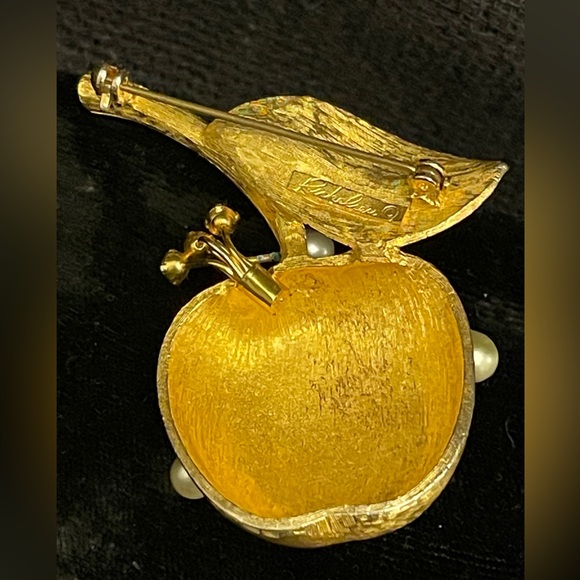 VINTAGE RICHELIEU GOLD TONE BROOCH/PIN APPLE WITH PEARLS & RHINESTONES! - Picture 6 of 9